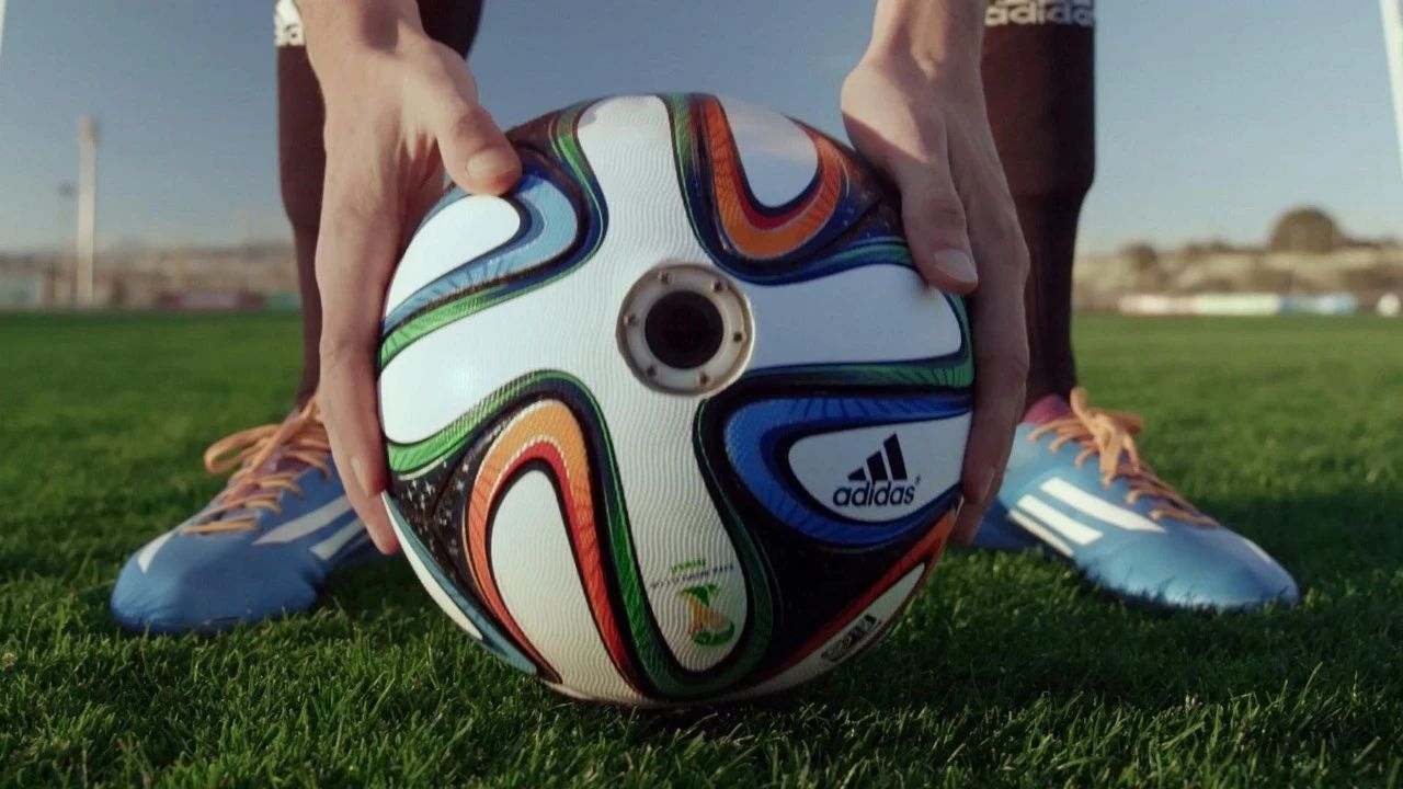 世界杯足球中国造！自动化生产一天1000个